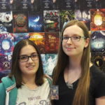 Bianca mit Maja Köllinger auf der Phantastika vor dem Drachenmondverlagsstand
