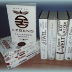Auf diesem Bild sind alle meine weißen Bücher abgebildet