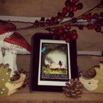 Die Sumpflochsaga auf meinem Kindle, umgeben von herbstlicher Deko.
